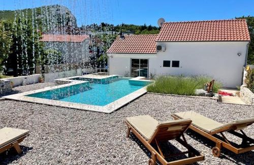 Zadvarje House | Indulge in Vacation House Lavanda with Heated Pool
