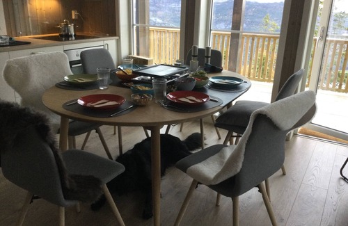 Kviteseid Cabin | Guest Rated 10/10: Pet-Friendly Retreat with Ocean Views
