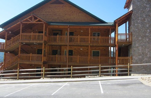 Gatlinburg Villa | Experience the Smokies: 5-Star Resort & Water Park Awaits