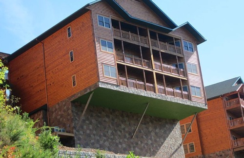 Gatlinburg Villa | Experience the Smokies: 5-Star Resort & Water Park Awaits