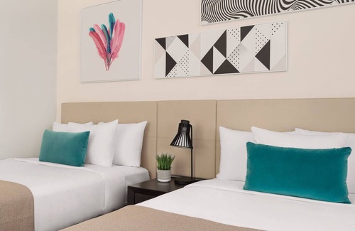 Hollywood South Central Beach Hotel | Escape to Relaxation! Pool & Kitchen Near Gulfstream Park