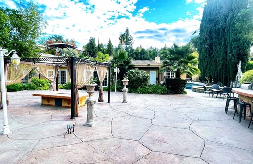 Topanga House | Family-Friendly 6 BR Mansion with Pool in Encino Hills