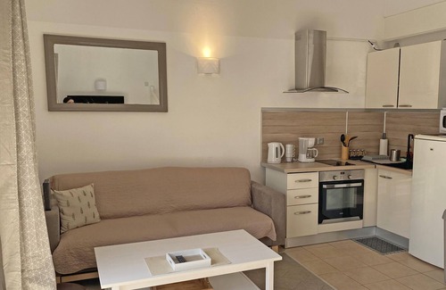 Mouries Condo | Inviting Gîte with Heated Pool in the Heart of Alpilles