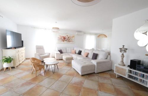 Aureille Villa | Vacation rental in the Alpilles, Provence, close to the village center - Beautiful view -Air conditionning Heated pool and spa - sleeps 8