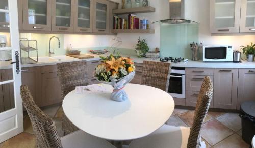 Aureille Villa | Vacation rental in the Alpilles, Provence, close to the village center - Beautiful view -Air conditionning Heated pool and spa - sleeps 8