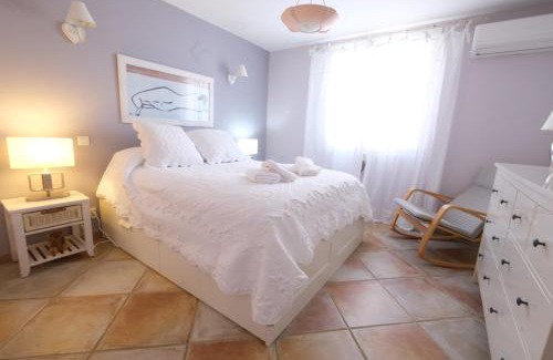 Aureille Villa | Vacation rental in the Alpilles, Provence, close to the village center - Beautiful view -Air conditionning Heated pool and spa - sleeps 8