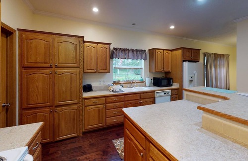Albany Cottage | Vacation Rental Pet Friendly w/Hot Tub Lakeview near Athens & Hocking Hills