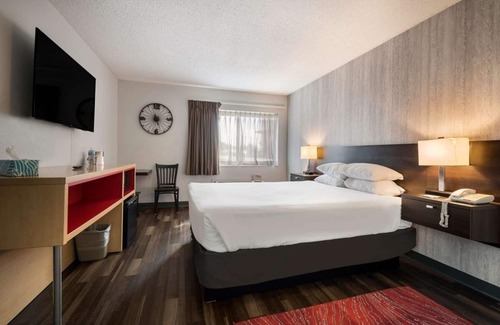 Ontario Hotel | Start Your Adventure: Pool, Pet-Friendly with Free Breakfast
