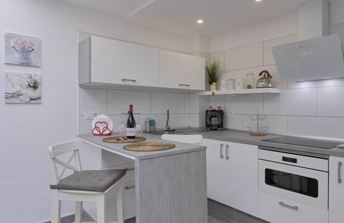 Punta del Hidalgo Apartment | Vacation Studio 'Loft Cerca Del Mar Tenerife' with Shared Terrace, Shared Garden and Wi-Fi