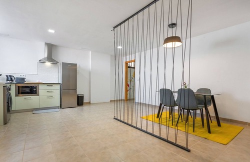 Conil Apartment | Vacation 'Tea-Rose Loft' with Shared Garden, Wi-Fi and Air Conditioning