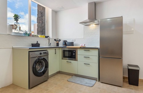 Conil Apartment | Vacation 'Tea-Rose Loft' with Shared Garden, Wi-Fi and Air Conditioning