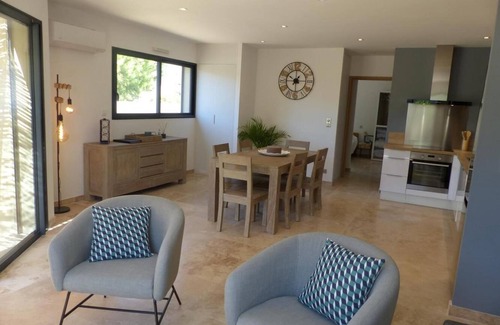 Maillane Villa | Elegant Vacation Villa with Heated Pool in Provence