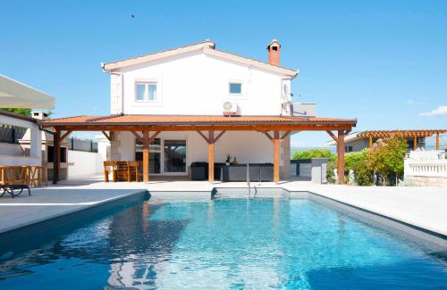 Citluk Villa | Beautiful 7-Bedroom Villa Matic with Pool & Breakfast
