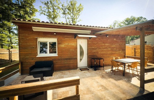 Thenon Ski Chalet | Vacation village in Périgord Noir, our chalets are ready to welcome you.