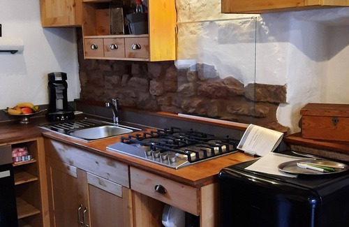 Auf Scheid Cottage | Experience Country House Charm with Top Amenities