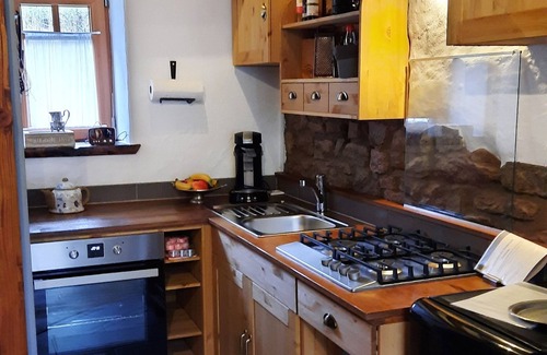 Auf Scheid Cottage | Experience Country House Charm with Top Amenities