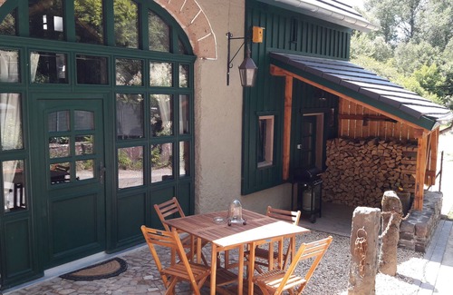 Auf Scheid Cottage | Experience Country House Charm with Top Amenities