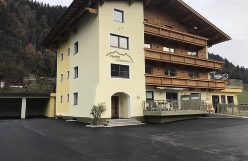 Stumm Apartment | Unforgettable Getaway: Guest Rated 10/10 with Spa & Kitchen
