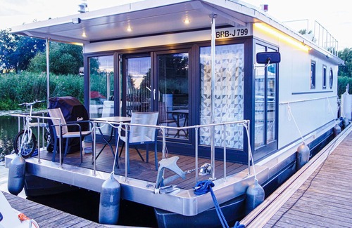 Havelsee Boat Rental | Relaxing Getaway: Floating House Retreat with Scenic Views