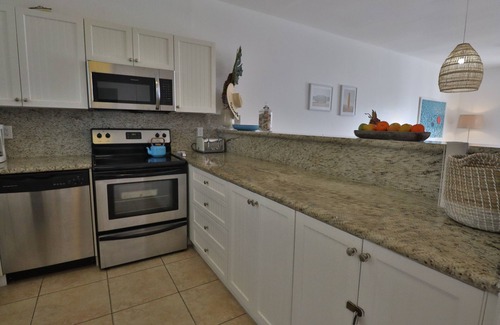 Alice Town Condo | Experience Oceanfront Bliss in Our Ideal Condo Retreat