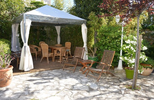 Sete Apartment | Relaxing Garden-Side Room in Sete, Steps from the Beach
