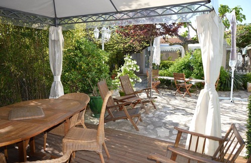Sete Apartment | Relaxing Garden-Side Room in Sete, Steps from the Beach