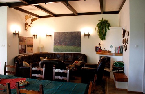 Karad Bed & Breakfast | Explore Vadászház Karád: Pet-Friendly Retreat with Hot Tub