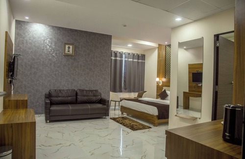 Waghoriya Hotel | Family-Friendly Vadpadraka with Pool and Restaurant