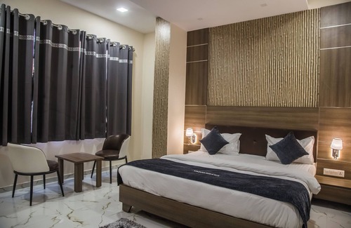 Waghoriya Hotel | Family-Friendly Vadpadraka with Pool and Restaurant