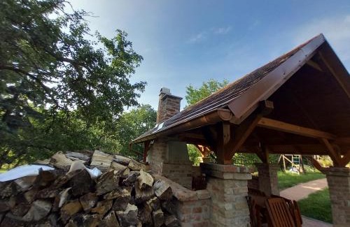 Ispank House | Vadszőlős Porta: Family-Friendly Retreat with Kitchen Access