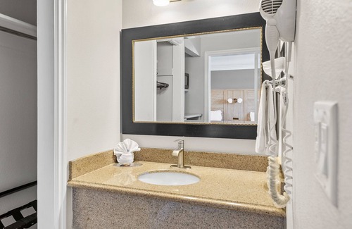 East Whittier Hotel | Welcoming Vagabond Inn Whittier: Pool, Spa & Breakfast