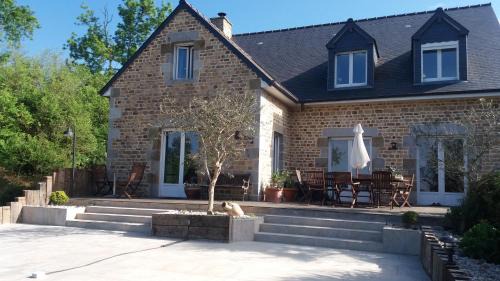Dragey-Ronthon Bed & Breakfast | Oceanfront Vaintan B&B: Guest Rated 9/10 & Family Friendly