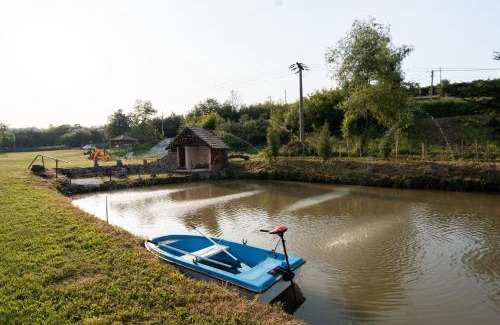 Mladenovac House | Exceptional Vajat Vasiljević: Family-Friendly Getaway
