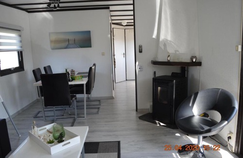 Makkum Ski Chalet | Relax at Vakantie Chalet Makkum with Oceanfront Views