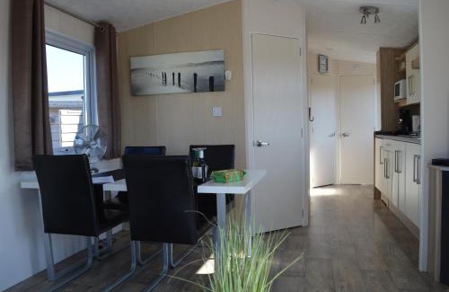 Makkum Ski Chalet | Relax at Vakantie Chalet Makkum with Oceanfront Views