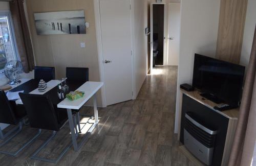 Makkum Ski Chalet | Relax at Vakantie Chalet Makkum with Oceanfront Views