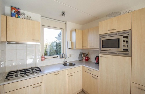 Julianadorp House | Cozy Getaway Steps from Julianadorp Beach with Kitchen