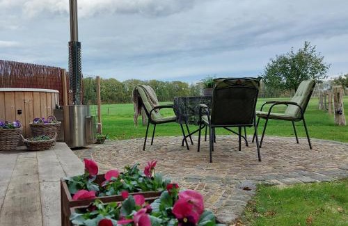 Haaksbergen House | Relaxing Retreat at Vakantiehuis de Bakspieker with Hot Tub