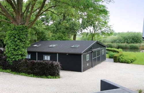 Wijk en Aalburg House | Relaxing Retreat Onder de Peppel with Sauna & Hot Tub