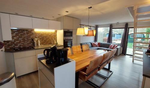 Bruinisse House | Discover Vakantiehuis Ruby: Oceanfront Oasis with Pool