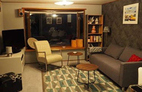 Makkum Ski Chalet | Inviting Oceanfront Getaway at Vakantiehuisje Makkum NL