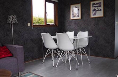 Makkum Ski Chalet | Inviting Oceanfront Getaway at Vakantiehuisje Makkum NL