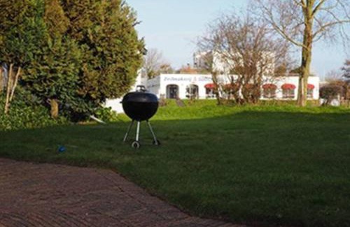 Makkum Ski Chalet | Inviting Oceanfront Getaway at Vakantiehuisje Makkum NL