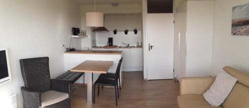 De Panne Apartment | Beautiful Vakantiestudio De Zeeparel in De Panne