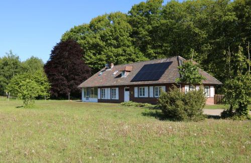 Meeuwen-Gruitrode Cabin | Enjoy Oceanfront Bliss at Heidebos with Hot Tub Access