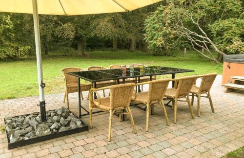Meeuwen-Gruitrode Cabin | Enjoy Oceanfront Bliss at Heidebos with Hot Tub Access