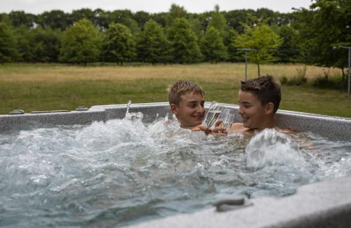 Meeuwen-Gruitrode Cabin | Enjoy Oceanfront Bliss at Heidebos with Hot Tub Access