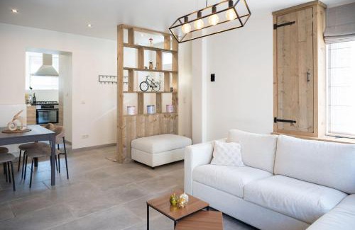 Bethoveld House | Oceanfront Retreat at Vakantiewoning Huis 8 Awaits You