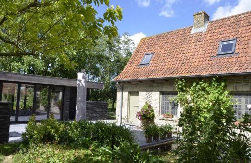 Izenberge House | Wanderlust Retreat: Family-Friendly with Hot Tub & Kitchen