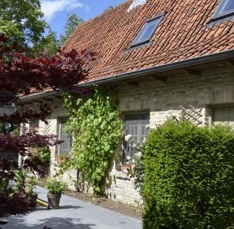 Izenberge House | Wanderlust Retreat: Family-Friendly with Hot Tub & Kitchen